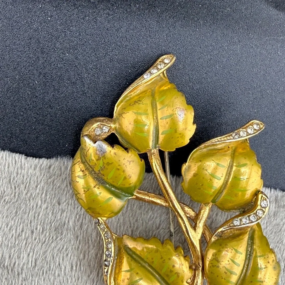 Vintage Unsigned Derosa Brooch‎ Gold Tone Enamel Leaf Nature Vine